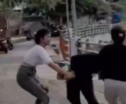 Viral, Dua Gadis Remaja Hajar Remaja Putri yang Lain Pakai Helm