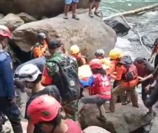 2 Remaja Putri yang  Tenggelam di Air Terjun Ditemukan Meninggal Dunia 