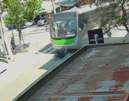 Lari Usai Rampas Ponsel dari Pria Tua, Pemuda 17 Tahun Ditabrak Bus hingga Tewas