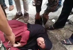 Wanita Ini Pura-Pura Pingsan setelah Kepergok Curi Susu di Supermarket