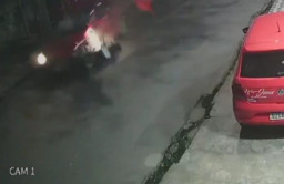 Salah Jalan, Motor Tabrak Mobil hingga Pengendara Terlempar