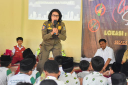 Antisipasi Kenakalan Remaja di Surabaya, Satpol PP Goes To School Kenalkan Perda