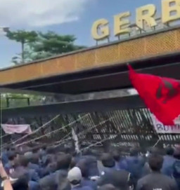 Pengunjuk Rasa Sukses Robohkan Gerbang Depan dan Belakang DPR RI