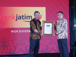 Konsisten Bagikan Dividen, Bank Jatim Raih Penghargaan High Dividen