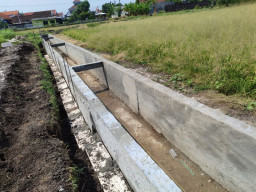 Pengerjaan Drainase di Dapurkejambon Jombang Dikerjakan Asal-asalan, dan Diduga Serobot Lahan