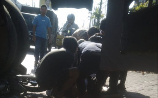 Pemotor Masuk Kolong Truk Trailer