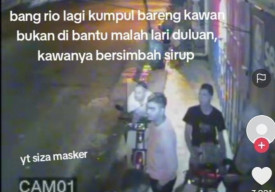 Asyik Nongkrong Pinggir Jalan, Tiba-Tiba Dibacoki Sekelompok Pria