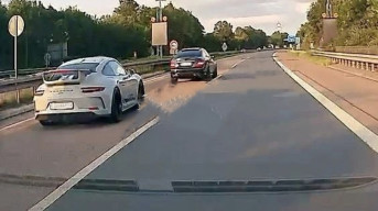 Balapan dengan Mercedez, Porsche Hilang Kendali lalu Terbakar, Ayah dan Anak Tewas Hangus