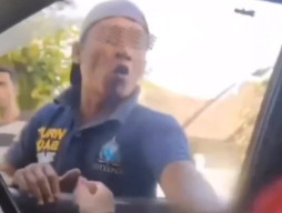 Sopir Angkot Hajar Pengendara Mobil Meski Minta Maaf