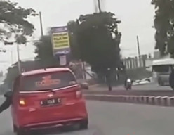 Bak Film Action, Polisi  Nyangkut di Atas Kap Mobil 
