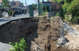 Proyek Jembatan Kecubung Rp 3,9 M Bermasalah, Kontraktor Diduga Ceroboh hingga Bahu Jalan Ambrol
