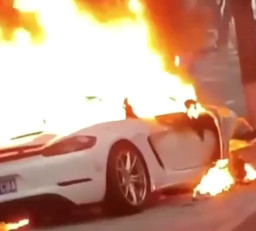 Tabrak Lelaki Tua, Porsche Terbakar lalu Pengemudinya Tewas Terpanggang