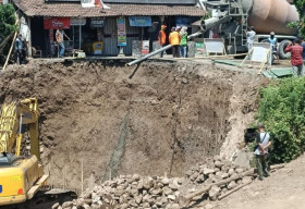 Kontraktor Diduga Ceroboh hingga Bahu Jalan Ambrol, Ini Kata Praktisi Kontruksi Hery Endarto