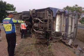 Hantam Pembatas Jalan Tol Jombang, Bus Terguling dan  1 Tewas