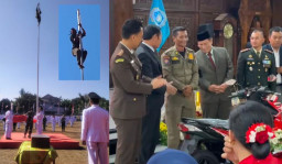 Selamatkan Merah Putih yang Terlepas, Bupati Lamongan Serahkan Hadiah ke Abdul Ghofur