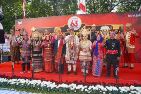 Dukung Nusantara Baru Indonesia Maju, Bank Jatim Kompak Berbusana Adat