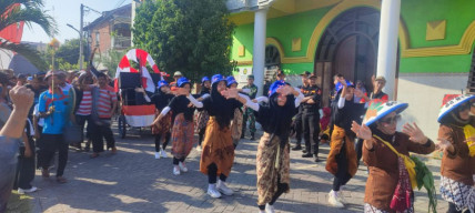 Meriahnya Karnaval di Sememi Jaya Surabaya, Ratusan Warga Semangat Teriakan Merdeka
