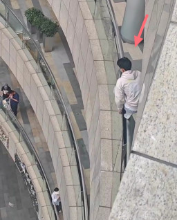 Pemuda Nekat Lompat dari Lantai 4 Mall