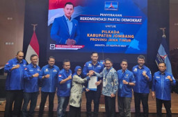 Pilkada Jombang 2024: Pasangan Petahana Mundjidah-Sumrambah Terima Surat Rekom dari Partai Demokrat