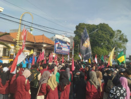 Tolak RUU Pilkada, Ratusan Mahasiswa Kepung DPRD Ponorogo