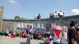 Membludak, Jalan Sehat Bikin Rusak Fasum Alun-Alun Jombang