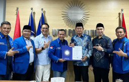 Didampingi H. Masfuk, PAN Serahkan Rekom ke YES-Dirham di Pilkada Lamongan