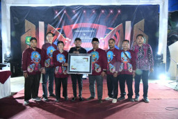 Bupati Fauzi Dianugerahi Bapak Moderasi Beragama oleh FKUB Sumenep