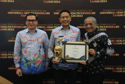 Pj Wali Kota Wahyu Hidayat Terima Penghargaan UHC Award 2024