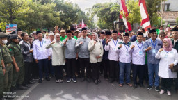 Ratusan Simpatisan Dampingi Abdul Ghofur - Firosya Shalati Daftar ke KPU