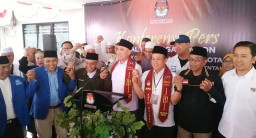 Pertama Dafkar ke KPU Kota Malang, Paslon Anton-Dimyati Diiring Ribuan Simpatisan