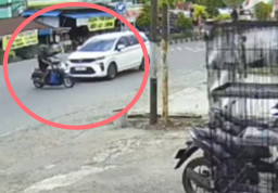 Kurang Hati-Hati, Motor Ditabrak  Minibus di Perempatan Jalan  Tanah Grogot 