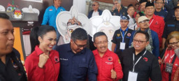 Dua Partai Besar dan 9 Partai Non Parlemen Hantarkan Kris Dayanti Daftar ke KPU Kota Batu