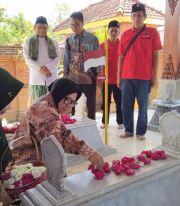 Jelang Daftar Ke KPU, Cagub Jatim Tri Rismaharini Ziarah ke Makam Gubernur Soerjo di Magetan