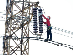 PLN UIT JBM Bersihkan Isolator Penghantar SUTT 150kV, Jamin Keandalan Suplai Listrik