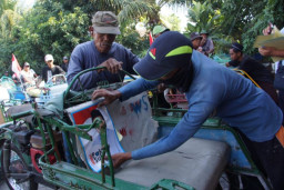 KTP Tukang Becak dan Stiker Bacabup Jombang, untuk Beras 5 Kilogram