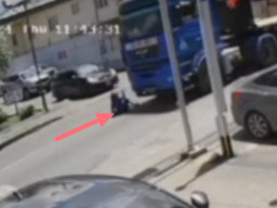 Menyeberang Jalan, Wanita Ini Tewas Diseruduk Truk Besar