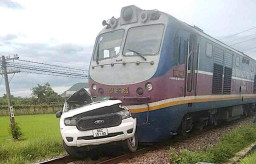 Ditabrak KA, Mobil Terseret 200 Meter