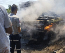 Tabrak Truk Parkir, Pemotor Tewas Terbakar
