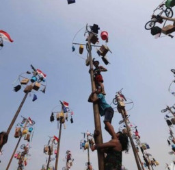 Ikut Lomba Panjat Pinang, Mulyono Terjatuh dan Tertimpa Teman-temannya hingga Tewas