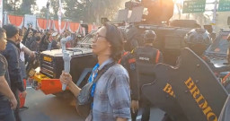Massa Demo di DPR  Hadang dan Kepung Aparat Brimob Lengkap dengan Kendaraan Taktis