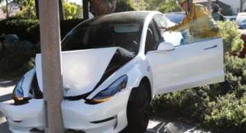 Tesla Mode Tanpa Awak, Rawan Kecelakaan 