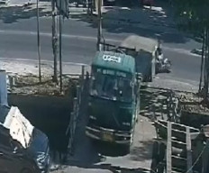 Pemotor Masuk Kolong Trailer yang Mundur tanpa Ada yang Memandu