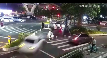 Pengemudi Sakit, Mobil Tabrak Motor Listrik, Dua Orang Tewas