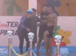 Pelatih Renang Ditendang hingga Nyaris Tenggelam