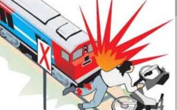 Kereta Barang Tabrak Avanza, 1 Tewas