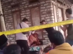 Asyik Tidur di Teras, Leher Digorok