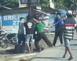 Diprotes, Tukang Cukur Bacok Pelangganya