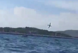 Pertunjukan Udara, Pesawat Jatuh ke Laut dan Pilot Tewas