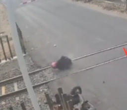 Motor Tabrak Palang Pintu Kereta, Pengemudi Nyungsep