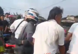 Diduga Terobos Palang Pintu, Dua Orang Pemotor Tewas Ditabrak KA di Sukabumi